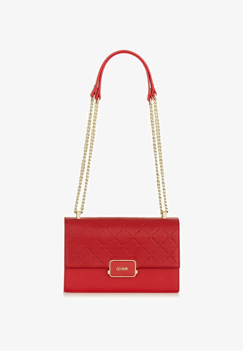 Czerwona torebka z ekoskóry z złotym łańcuchem na ramię, pikowana tekstura, zapięcie z przodu i prostokątny kształt.