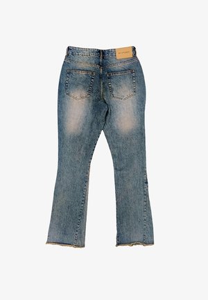 Hellblaue Jeans aus Denim mit leichtem Used-Look, hoher Taille und rohem Saum. Verfügt über zwei Gesäßtaschen und ein Leder-Label.