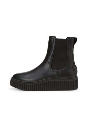 Stivale alla caviglia in pelle nera con pannelli laterali elastici, punta arrotondata e suola in gomma spessa e scanalata per una migliore aderenza. Design minimalista e finitura opaca.