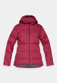 Veste en duvet bordeaux avec capuche, fermeture éclair sur le devant et accents noirs. Présente un design matelassé et une doublure intérieure lisse. Deux poches latérales.