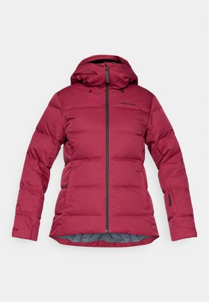 Jachetă puffer maroon cu glugă, fermoar frontal și accente negre. Are un design matlasat și un căptușeală netedă. Două buzunare laterale.