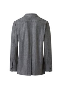 Blazer in lana grigia con righe verticali, colletto a bavero, maniche lunghe e polsini con bottone. Spacco posteriore per facilitare il movimento.