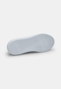 Suola di sneaker bianca con un design testurizzato. Presenta scanalature orizzontali e verticali per una presa migliore, bordi lisci e una costruzione senza cuciture.