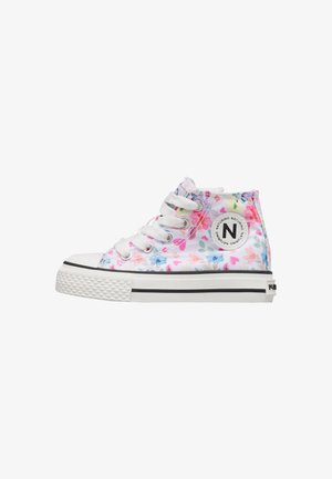 Sneaker bianca alta con stampa floreale multicolore e cuori, lacci bianchi, suola in gomma e patch circolare con logo Naturino sul lato.