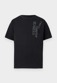 Μαύρο κοντομάνικο μπλουζάκι με κατακόρυφο λευκό περίγραμμα κειμένου "new balance athletics" στο πάνω αριστερό μέρος του στήθους.