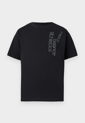 Melnā īss piedurkņu T-krekls ar vertikālu balti apvilktu tekstu "new balance athletics" kreisās krūšu daļas augšpusē.