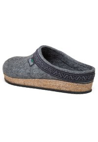 Graue Filzclogs mit einer Korksohle und einem schwarz gemusterten Band. Das offene Rückendesign hat eine breite Öffnung für ein einfaches Anziehen.