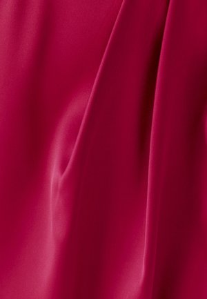 Tessuto in raso di un rosso intenso, caratterizzato da una texture liscia con pieghe delicate e drappeggi sottili. Nessun motivo o elemento hardware visibile.