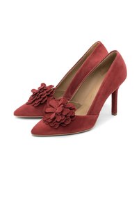 Czerwone szpilki z zamszu z ostrymi czubkami, ozdobione warstwową kwiatową dekoracją z przodu i smukłym obcasem. Gładka podszewka wewnętrzna.