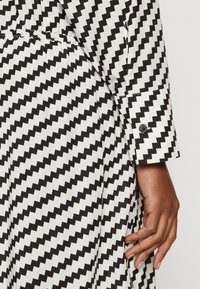 Tommy Hilfiger ZIGZAG WAISTED MIDI DRESS - Haljina-majica - white
