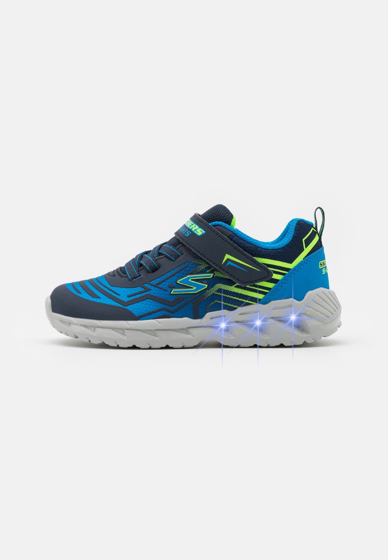 Baskets de sport bleues avec une tige texturée, des accents vert fluo, une sangle Velcro et une semelle blanche épaisse avec des éclairages.