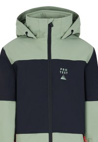Veste colorée en blocs vert et bleu marine avec un col haut, fermeture éclair et détail de logo. Tissu lisse avec capuche ajustable et accents en zip.
