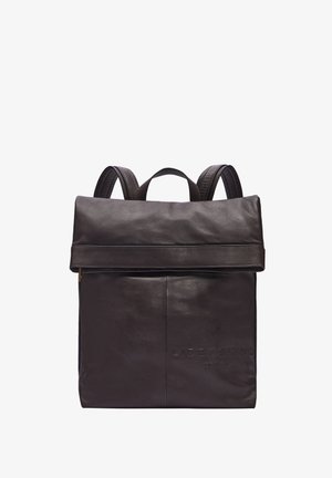 Zaino in pelle marrone scuro con pattina superiore e logo embossato "Liebeskind Berlin" nella parte anteriore, dotato di due spallacci regolabili.