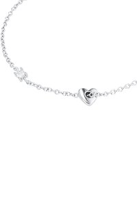 Collar de cadena de plata con un pequeño colgante en forma de corazón y una pequeña gema transparente colocada en la cadena.