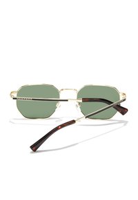 Kuldmetallist kaheksanurkse kujuga päikeseprillid roheliste objektiividega ja pruuni kilpkonnapoolse tipuga. Omab brändimist templites ja läbipaistvaid nina padjaid.