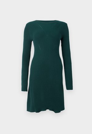 Robe longue à manches longues en maille côtelée vert foncé avec taille cintrée et texture à motifs subtils, présentée sur un fond blanc uni.