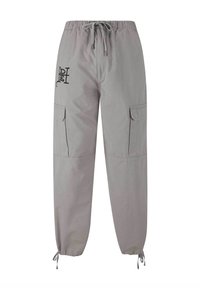Graue Cargo-Hosen mit einer Kordelzugtaille, elastischen Bündchen, zwei Seitentaschen und einem Logodetail auf der Vorderseite. Hergestellt aus leichtem Stoff.
