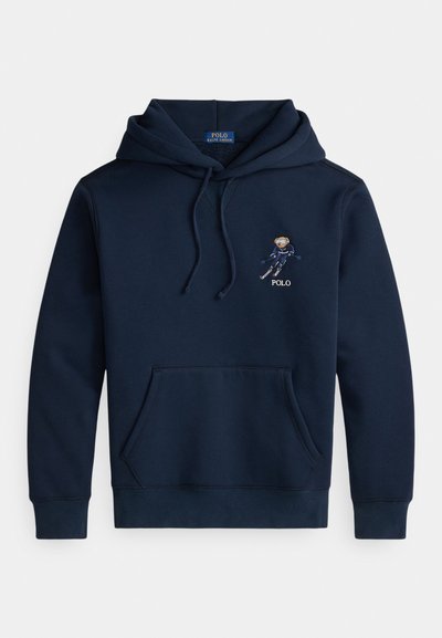 Marineblå hettegenser med frontlomme, snorer, og lite brodert skibrettegrafikk samt "POLO"-tekst på brystet.