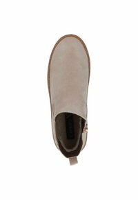 Botte de cheville en suédine beige avec un bout rond, semelle intérieure texturée, fermeture éclair sur le côté et semelle en caoutchouc marron. Présente une languette à l'arrière.