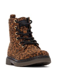 Botas de tobillo marrones con cordones, con un patrón de leopardo, ojales dorados, cordones negros y material de ante texturizado. Suela plana de goma con diseño de tracción.