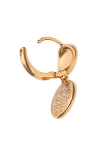 Zlatá kruhová náušnice s texturovaným kulatým přívěskem s vlnkovým vzorem. Zapínání je hladké a navrženo pro snadné nošení.