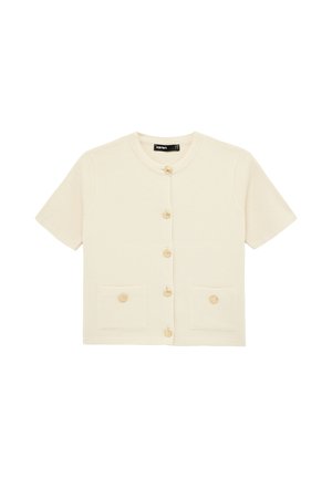 Crèmekleurige cardigan met korte mouwen, ronde halslijn, knopen aan de voorkant en twee knoopsluitingen voorzakken, plat gelegd op een witte achtergrond.