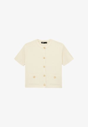 Cárdigan crema de manga corta con escote redondo, botones delanteros y dos bolsillos frontales con botones, colocado plano sobre fondo blanco.