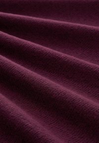 Tissu bourgogne profond avec une surface douce et texturée, présentant des plis subtils et un motif de tissage uniforme tout au long.