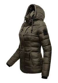 Olivgrön vadderad jacka med huva, vertikal quiltning, dragkedjeförsedda fickor och en logotypmärke på vänster ärm. Slät yttre textur.