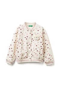 Giacca per bambini color crema con motivi a cuore rosa e bordeaux, bottoni a pressione, colletto e polsini a coste, e una toppa con il viso di un orso sul petto.