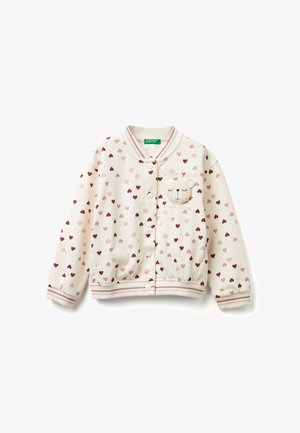 Crème-kleurige kinderjack met roze en kastanjebruine hartpatronen, drukknoopjes, geribbelde kraag en manchetstenen, en een berengezichtpatch op de borst.