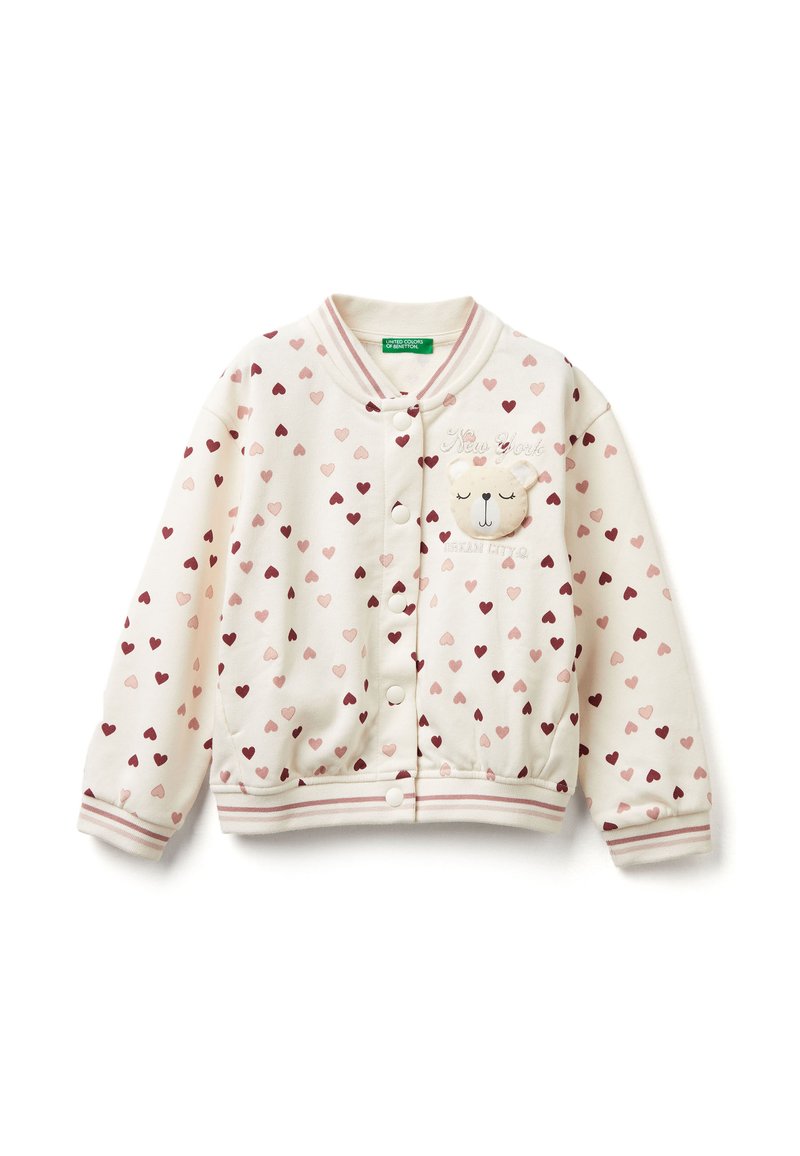 Giacca per bambini color crema con motivi a cuore rosa e bordeaux, bottoni a pressione, colletto e polsini a coste, e una toppa con il viso di un orso sul petto.