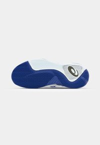 Semelle de chaussure avec un dessous en caoutchouc bleu affichant un motif de bande de roulement en zigzag. Présente des accents blancs et un logo noir. Surface texturée pour une meilleure adhérence.