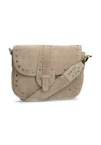 Beige Wildleder Umhängetasche mit Nietenakzenten, Klappenverschluss und verstellbarem Schultergurt. Verfügt über eine glatte Textur und ein flaches Bodendesign.