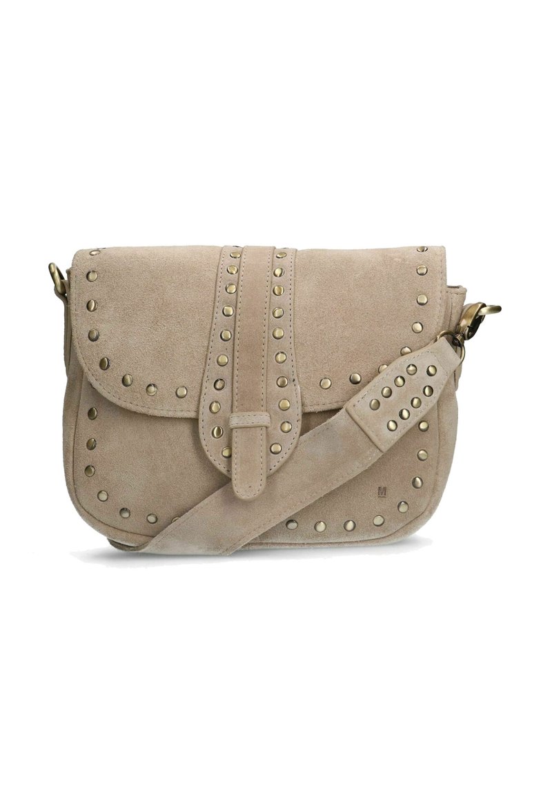 Beige Wildleder Umhängetasche mit Nietenakzenten, Klappenverschluss und verstellbarem Schultergurt. Verfügt über eine glatte Textur und ein flaches Bodendesign.