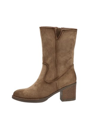 Bota de tobillo de ante marrón con punta redonda, presenta un diseño de costura sutil y un tacón apilado. Textura suave con una silueta clásica.