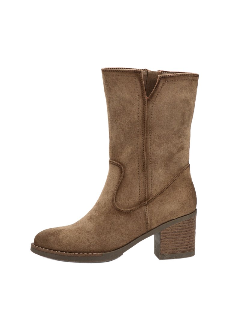 Bota de tobillo de ante marrón con punta redonda, presenta un diseño de costura sutil y un tacón apilado. Textura suave con una silueta clásica.