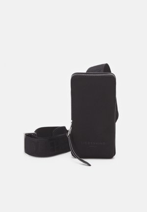 Sac bandoulière noir rectangulaire avec fermeture éclair et large sangle réglable, marqué "Liebeskind Berlin" à l'avant.