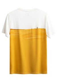 Witte t-shirt met een geel-oranje verloopontwerp. Zachte textuur, ronde halslijn, korte mouwen, met kleine decoratieve hardware en subtiele patronen.