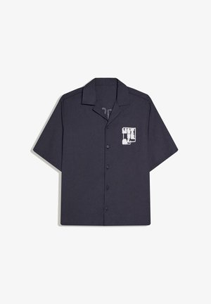 Chemise bleu marine à manches courtes, boutonnée, avec col et logo abstrait carré blanc sur la poitrine gauche.