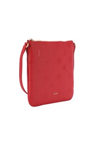 Borsa a tracolla rossa in pelle con motivi floreali in rilievo e accentuazione del logo dorato, dotata di chiusura con zip e tracolla regolabile.
