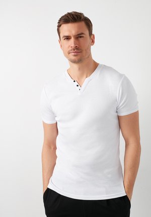 V-NECK  - Lihtne T-särk - white