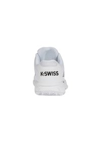 Hvit atletisk sko med polstret krage, mesh-overdel og teksturert gummisåle, med "K-SWISS" merke i svart på hælen.