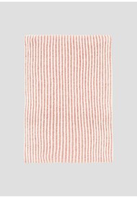 Gestreept dekentje met een gestructureerd oppervlak, met afwisselend roze en witte verticale lijnen. Zacht materiaal, rechthoekige vorm.