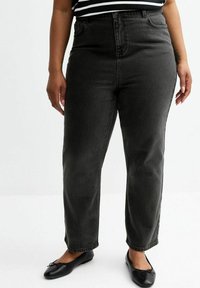 Svart jeans i full längd med hög midja, rak passform och femficksdesign. Tillverkade av denim med en lätt textur och minimal blekning.