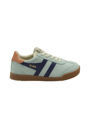 Scarpa da ginnastica Gola azzurro chiaro e sabbia con strisce blu navy, lacci bianchi e suola marrone testurizzata, vista dal lato esterno su sfondo bianco.