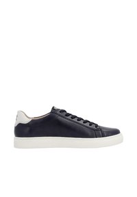Sneaker in pelle blu navy con dettagli bianchi, punta rotonda, suola piatta in gomma e sei fori per i lacci. Texture liscia con dettagli di cucitura minimi.
