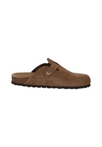 Brune ruskindsklompe med en bred åbning, buet tå og slip-on design. Har en knapdetalje og en tekstureret mørk gummisål.