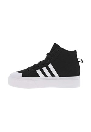 Sort højtop-sneaker med hvid gummisål og tåhette, med tre hvide striber og sorte snørebånd på siden.