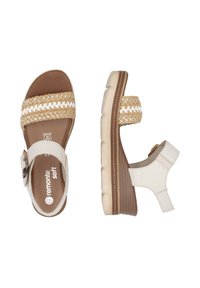 Sandały z plecionymi paskami w odcieniach brązu i bieli, z miękką brązową wkładką i masywną białą gumową podeszwą oraz detalem w postaci zapięcia z boku.